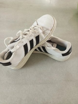 Zapatillas Adidas Blancas y Negras