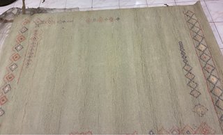 Alfombra tonos claros con diseño geométrico