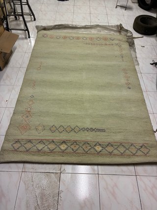 Alfombra tonos claros con diseño geométrico
