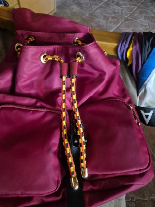 Mochila multibolsillos roja