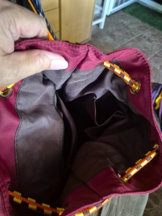 Mochila multibolsillos roja