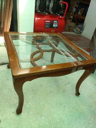 Mesita de centro de madera y cristal