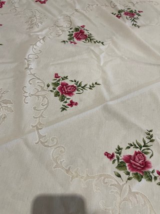 Mantel redondo y 6 servilletas rosas y blancas