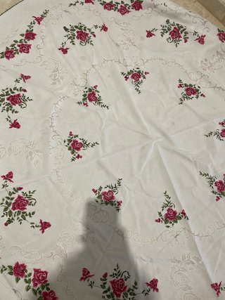 Mantel redondo y 6 servilletas rosas y blancas
