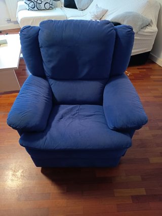 Sillón reclinable azul de tela