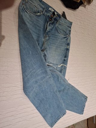 Pantalón vaquero desgastado