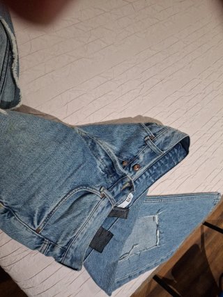 Pantalón vaquero desgastado