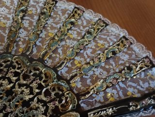 Abanico de encaje negro y dorado