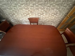 Mesa de comedor y salón madera oscura