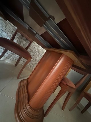 Mesa de comedor y salón madera oscura