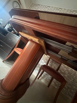 Mesa de comedor y salón madera oscura