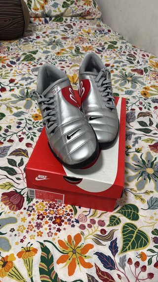 Nike T90 Talla 45 Plata/Negro