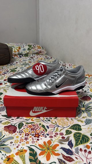Nike T90 Talla 45 Plata/Negro