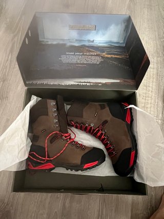 Botas Harkila Marrones y Rojas nuevas a estrenar