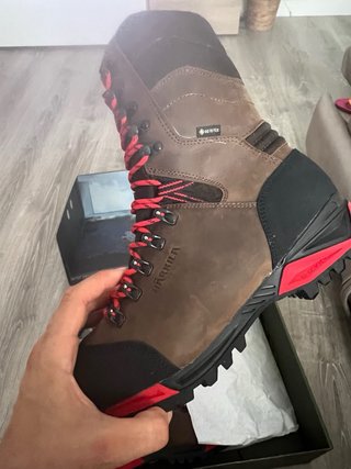 Botas Harkila Marrones y Rojas nuevas a estrenar