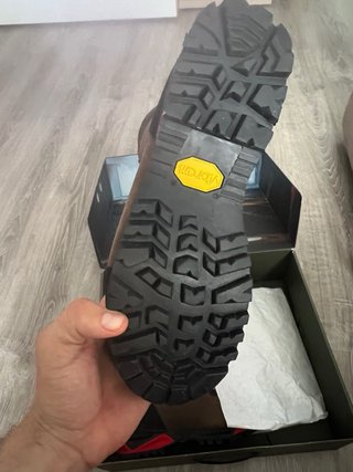 Botas Harkila Marrones y Rojas nuevas a estrenar