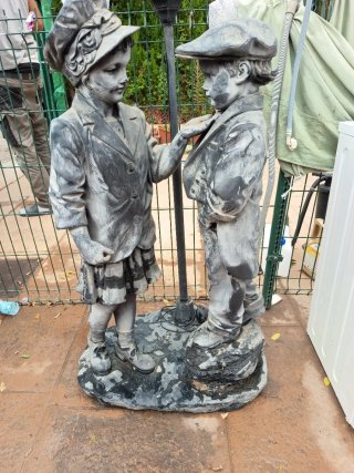 Pareja de niños antiguos con farola