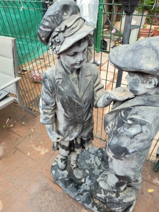 Pareja de niños antiguos con farola