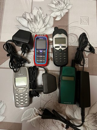 Lote 4 Teléfonos Antiguos + Cargadores