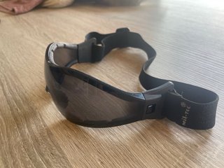 Gafas militares tácticas negras con correa.