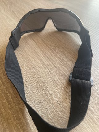 Gafas militares tácticas negras con correa.