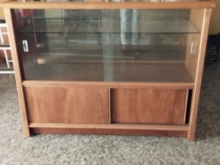 Vitrina de madera y cristal