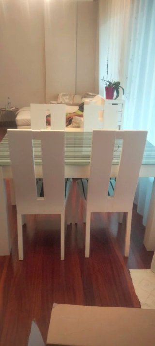 Mesa de comedor y 4 sillas blancas