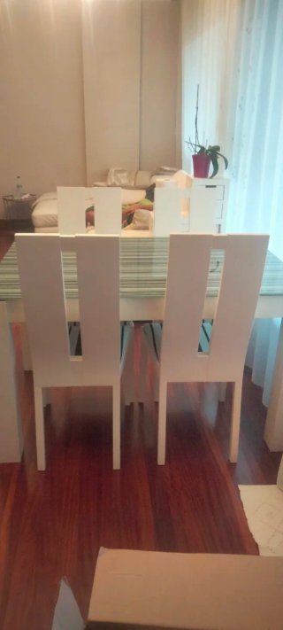 Mesa de comedor y 4 sillas blancas