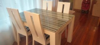 Mesa de comedor y 4 sillas blancas