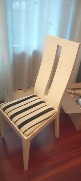 Mesa de comedor y 4 sillas blancas
