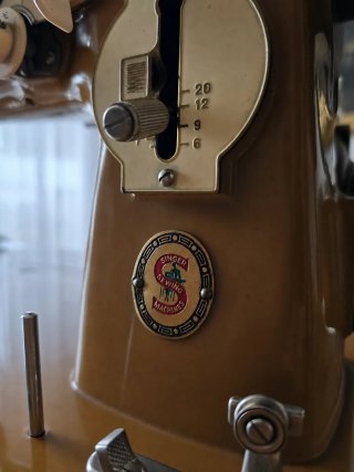 Máquina de coser Singer 316G con mueble y pedal