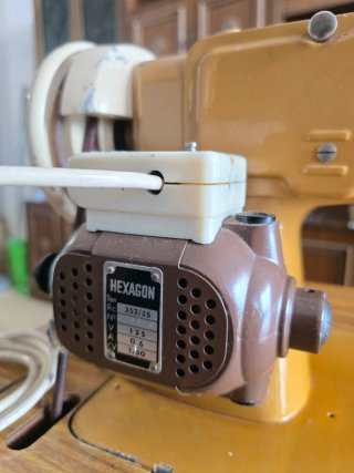 Máquina de coser Singer 316G con mueble y pedal