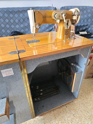Máquina de coser Singer 316G con mueble y pedal