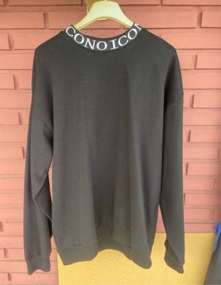 Dos sudaderas negras con toques blancos