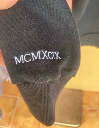 Dos sudaderas negras con toques blancos