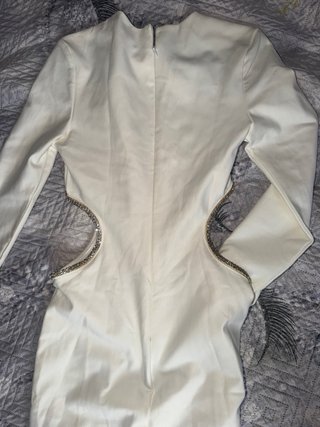 Vestido blanco elegante con pedrería