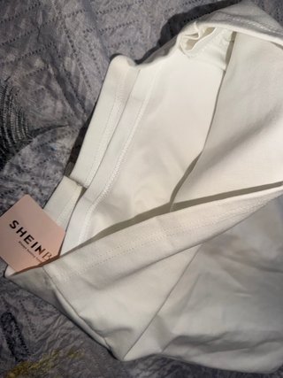 Vestido blanco elegante con pedrería