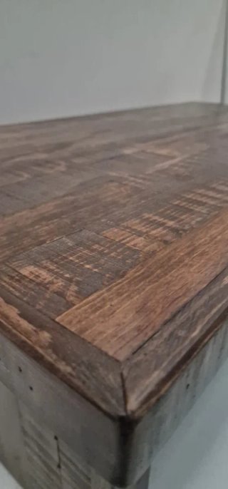 Mesa de centro artesanal de madera