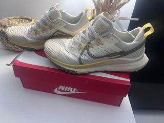 Zapatillas Nike Trail Running Blancas y Amarillas