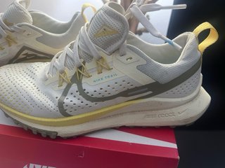 Zapatillas Nike Trail Running Blancas y Amarillas