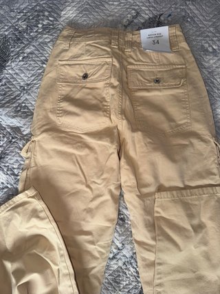 Vaqueros cargo Bershka beige