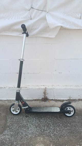 Patinete negro con ruedas blancas