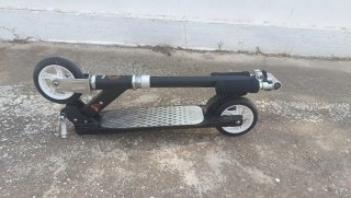 Patinete negro con ruedas blancas