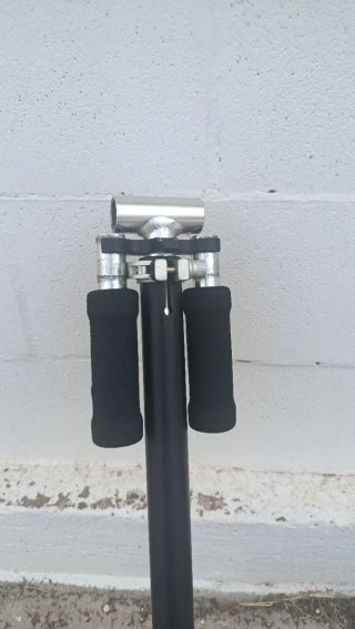 Patinete negro con ruedas blancas
