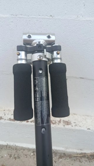 Patinete negro con ruedas blancas