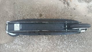 Patinete negro con ruedas blancas