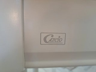 Mesa de madera blanca con cajón