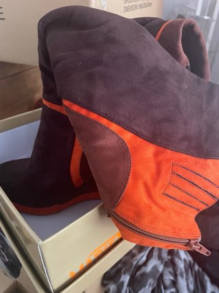 Botas altas de ante marrones y naranjas