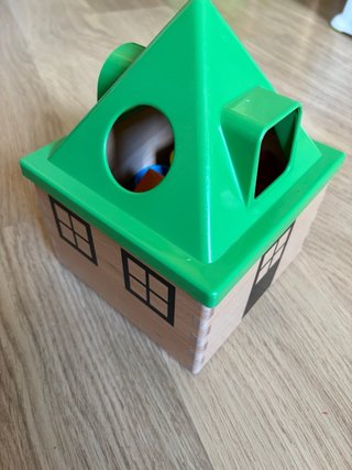 Casa de madera con bloques de construcción