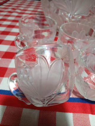 Cuenco con tapa y 6 tazas de cristal tallado